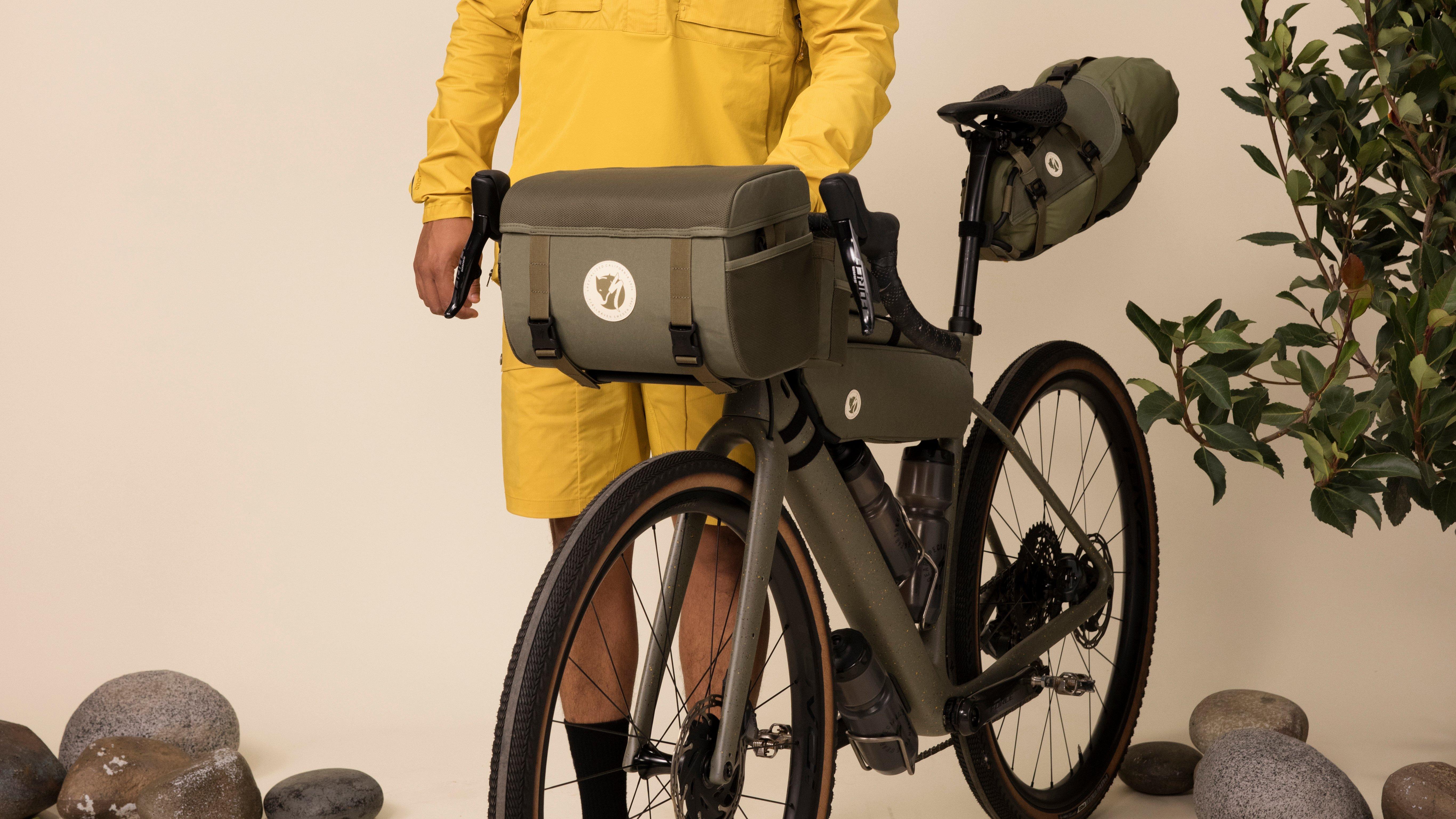 Specialized y Fjällräven presentan una colección común de accesorios para  el ciclismo