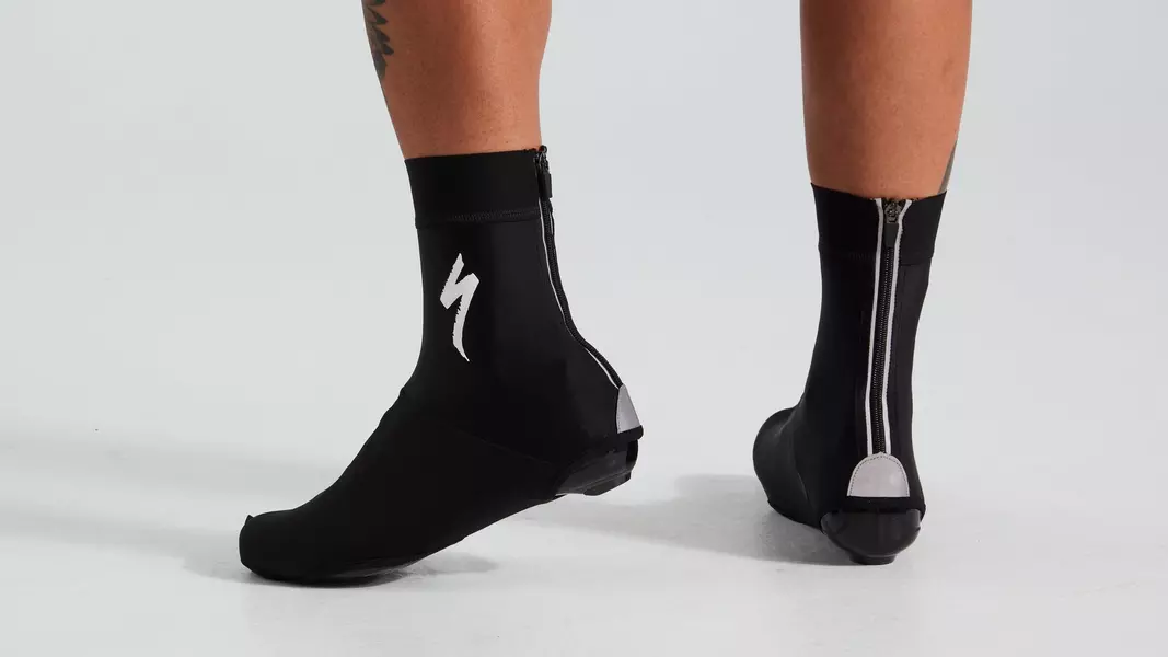 https://assets.specialized.com/i/specialized/64322-370_APP_LOGO-SHOE-COVER-BLK-M-L_BACK?h=600&fmt=webp