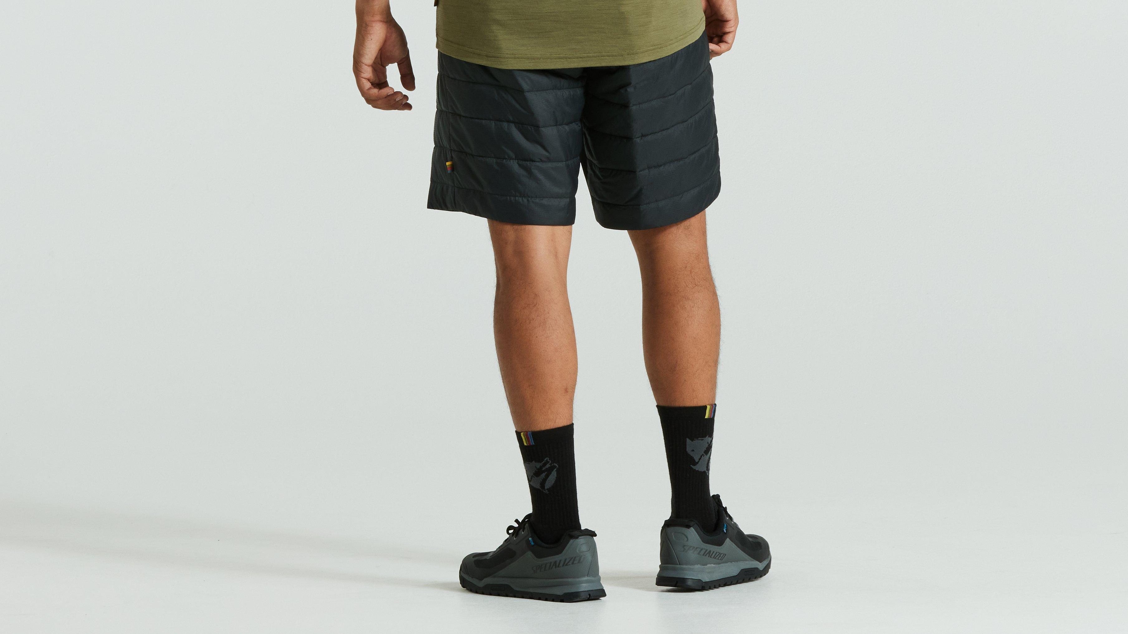 https://assets.specialized.com/i/specialized/64522-270_APP_S-F-THERMO-SHORT-BLK-MEN-M_BACK?$scom-pdp-product-image$&fmt=auto