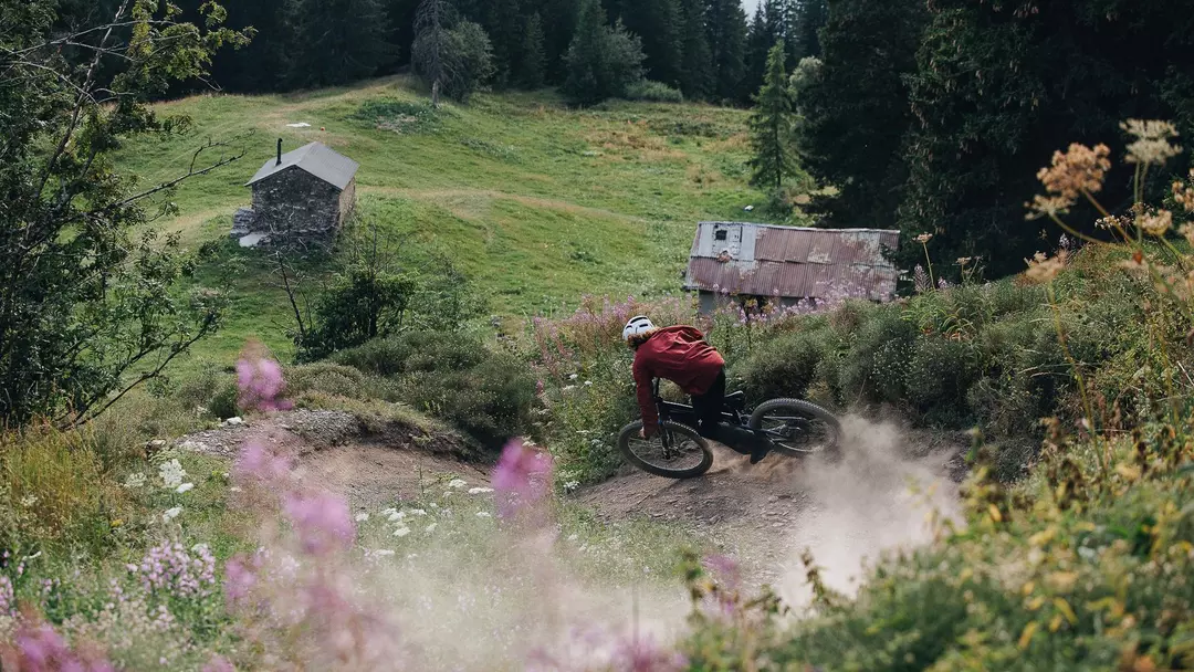 Technický terén s e-bikom Specialized Turbo levo 4