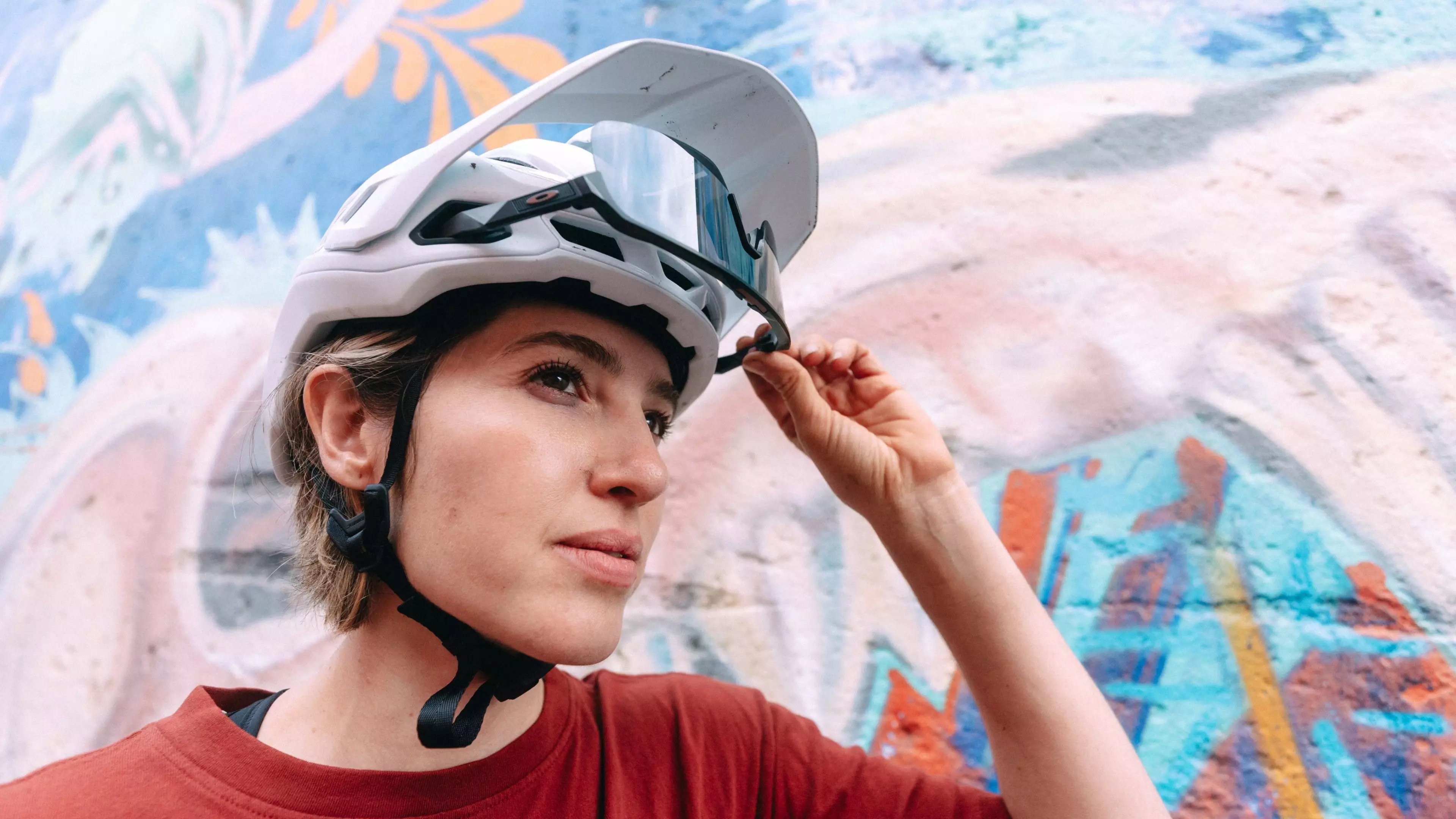 Specialized Ambush 3 - moderný dizajn, ľahká konštrukcia (len 380 g) a dokonale premyslené úložisko na okuliare