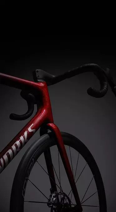 Ciclista realizando uma curva precisa